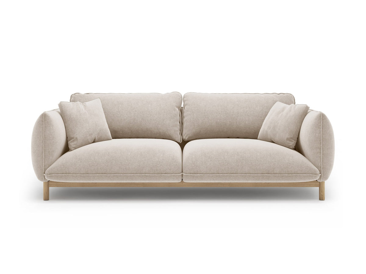 Dreisitzer-Sofa Ada von Micadoni mit geschwungener Form, Casino-Velours-Bezug in Mandel Beige und Buchenholzbeinen.