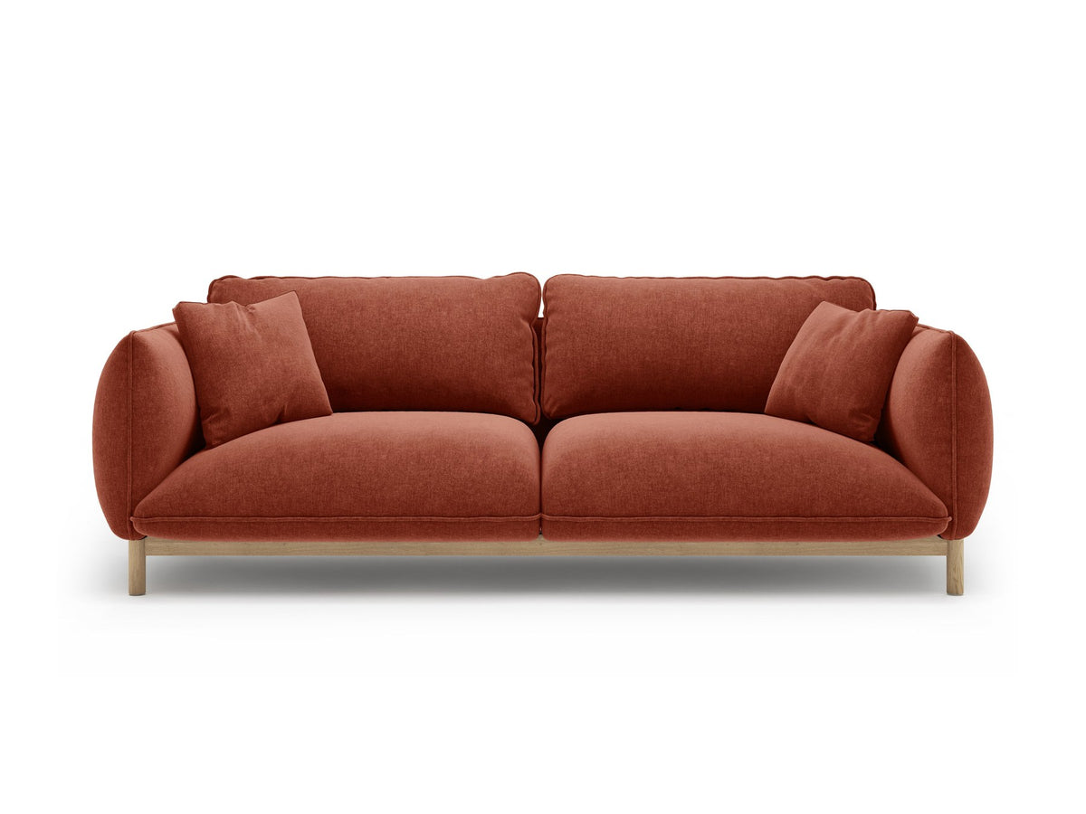 Dreisitzer-Sofa Ada von Micadoni mit geschwungener Form, Casino-Velours-Bezug in Mandel Beige und Buchenholzbeinen.