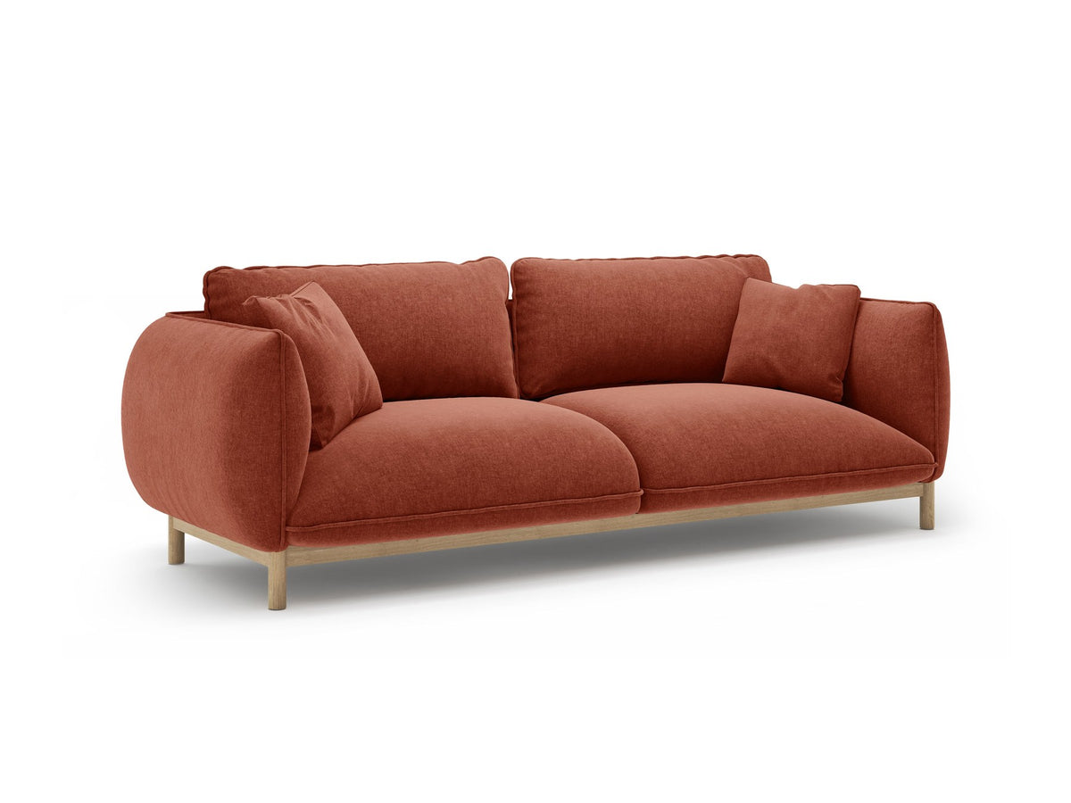 Dreisitzer-Sofa Ada von Micadoni mit geschwungener Form, Casino-Velours-Bezug in Mandel Beige und Buchenholzbeinen.