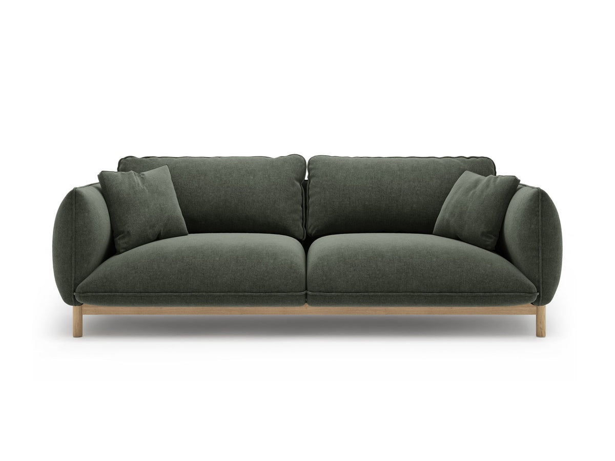 Dreisitzer-Sofa Ada von Micadoni mit geschwungener Form, Casino-Velours-Bezug in Mandel Beige und Buchenholzbeinen.
