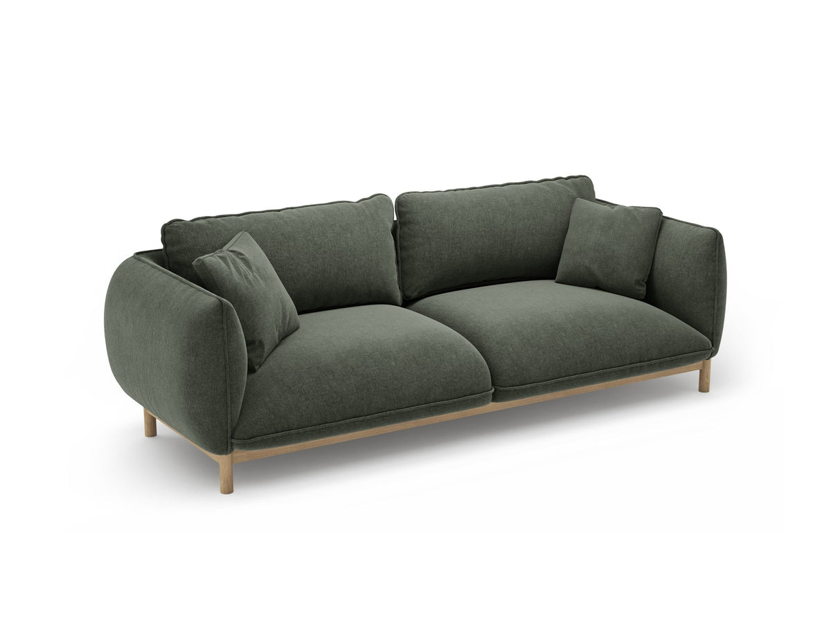 Dreisitzer-Sofa Ada von Micadoni mit geschwungener Form, Casino-Velours-Bezug in Mandel Beige und Buchenholzbeinen.