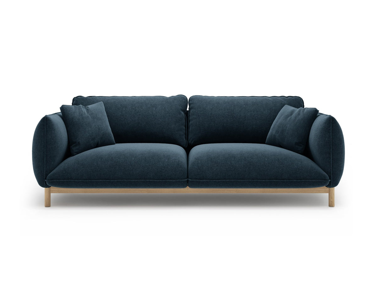 Dreisitzer-Sofa Ada von Micadoni mit geschwungener Form, Casino-Velours-Bezug in Mandel Beige und Buchenholzbeinen.