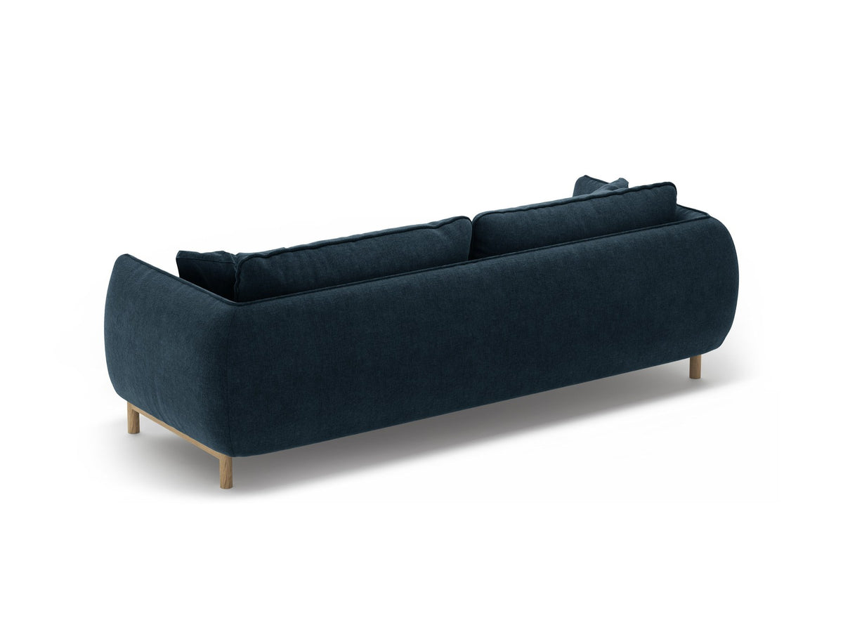 Dreisitzer-Sofa Ada von Micadoni mit geschwungener Form, Casino-Velours-Bezug in Mandel Beige und Buchenholzbeinen.