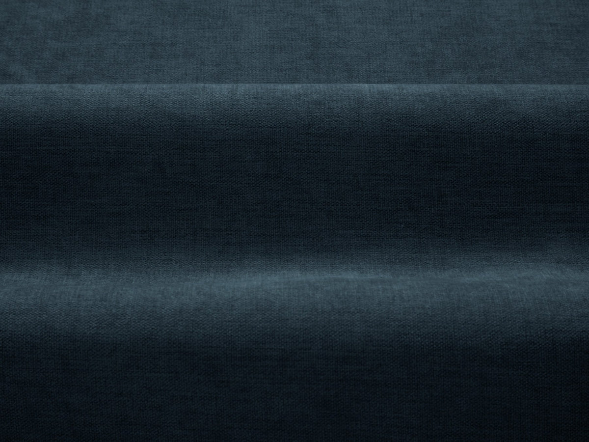 Dreisitzer-Sofa Ada von Micadoni mit geschwungener Form, Casino-Velours-Bezug in Mandel Beige und Buchenholzbeinen.