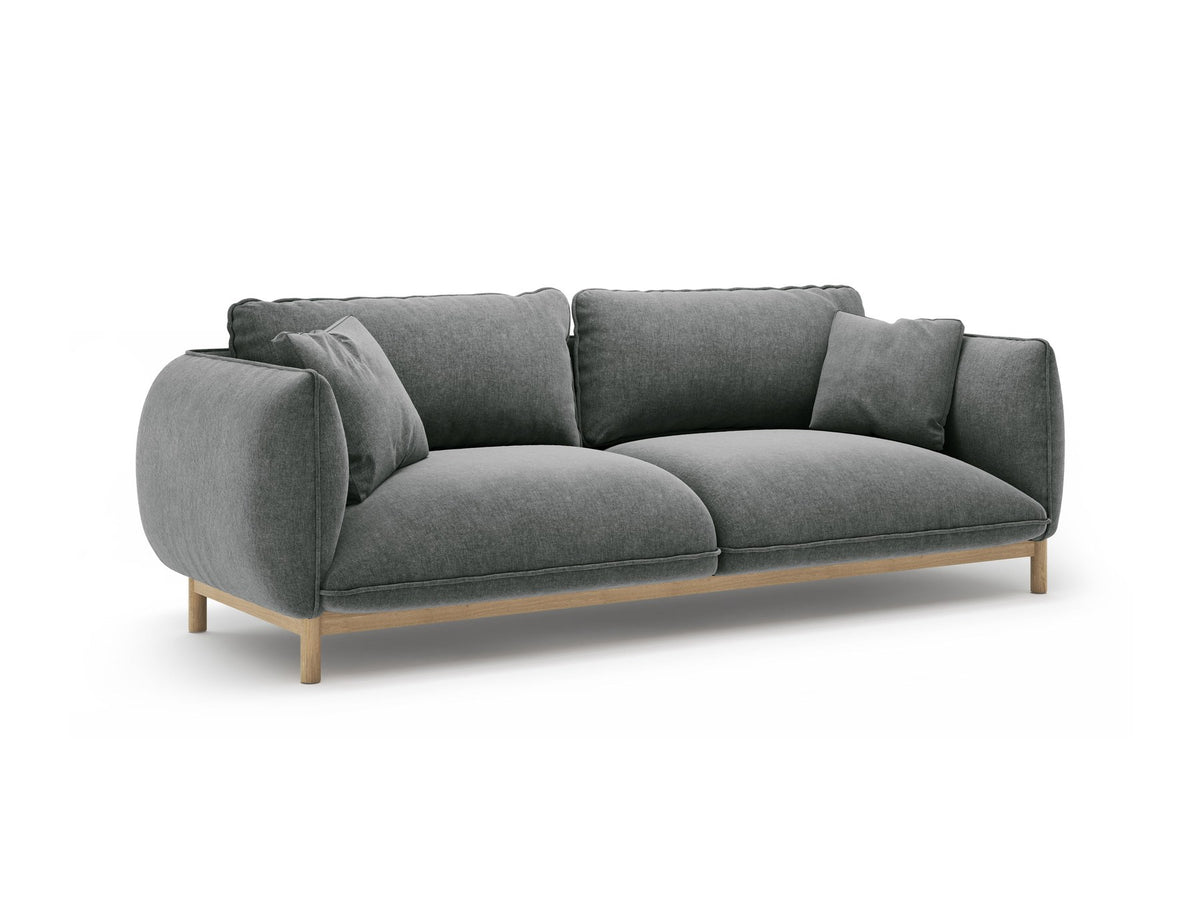 Dreisitzer-Sofa Ada von Micadoni mit geschwungener Form, Casino-Velours-Bezug in Mandel Beige und Buchenholzbeinen.