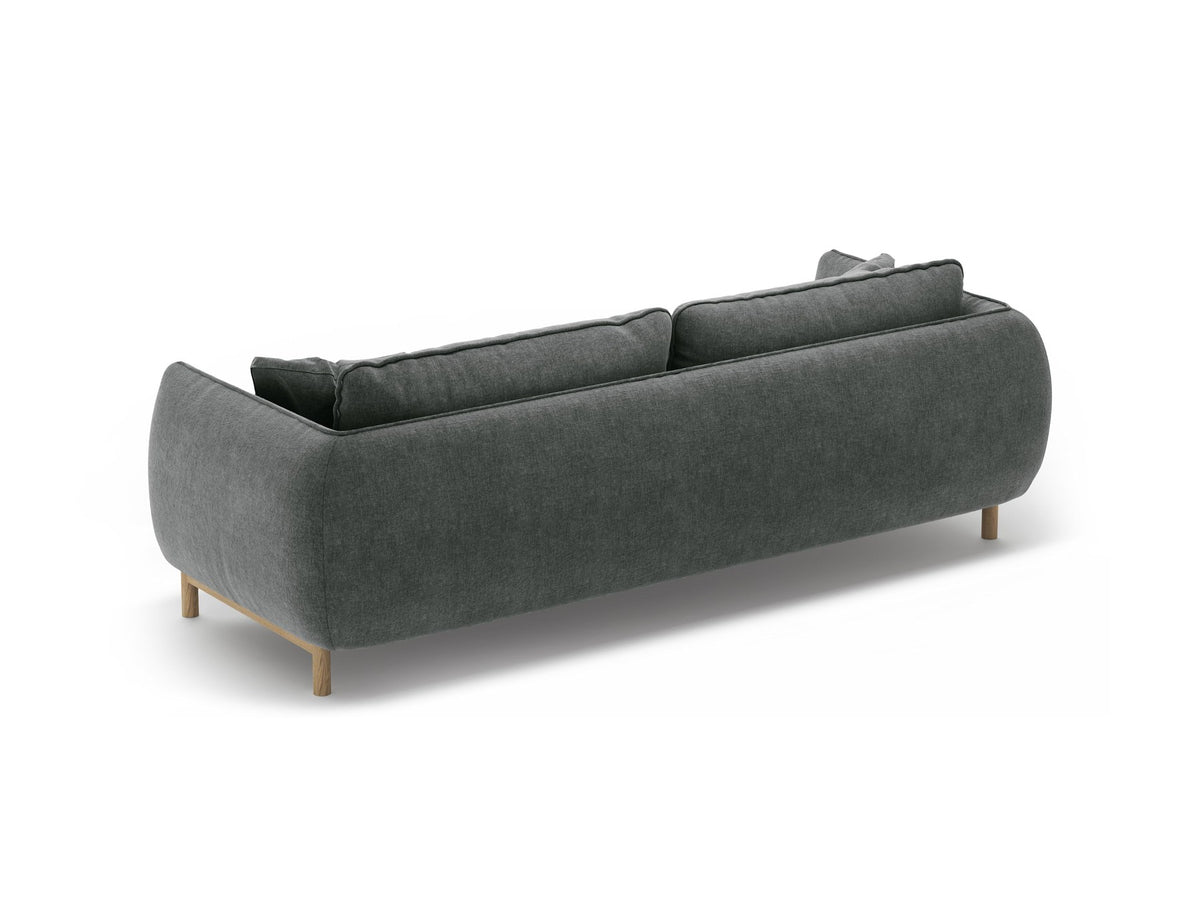 Dreisitzer-Sofa Ada von Micadoni mit geschwungener Form, Casino-Velours-Bezug in Mandel Beige und Buchenholzbeinen.