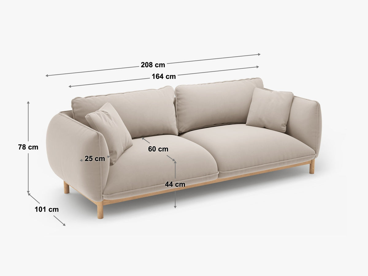 Dreisitzer-Sofa Ada von Micadoni mit geschwungener Form, Casino-Velours-Bezug in Mandel Beige und Buchenholzbeinen.