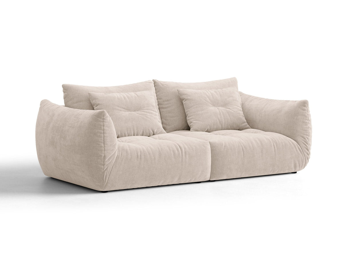 Beige gepolstertes 3er Sofa Bloom von Micadoni mit Veloursstoff Casino Pearl, schwarzen Kunststoffbeinen und grossen Rückenkissen.