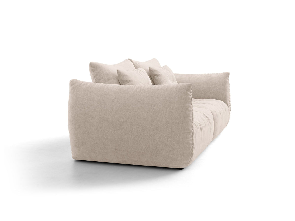 Beige gepolstertes 3er Sofa Bloom von Micadoni mit Veloursstoff Casino Pearl, schwarzen Kunststoffbeinen und grossen Rückenkissen.