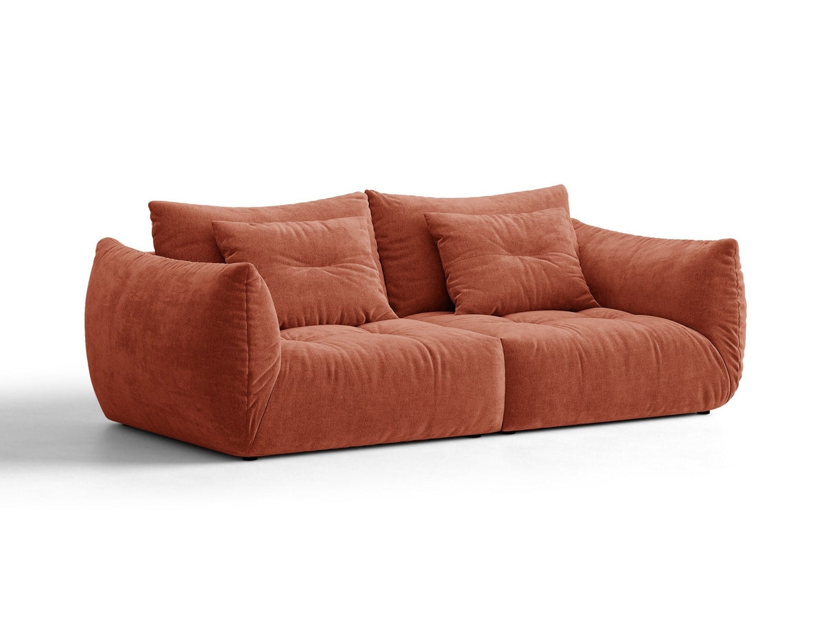 Beige gepolstertes 3er Sofa Bloom von Micadoni mit Veloursstoff Casino Pearl, schwarzen Kunststoffbeinen und grossen Rückenkissen.