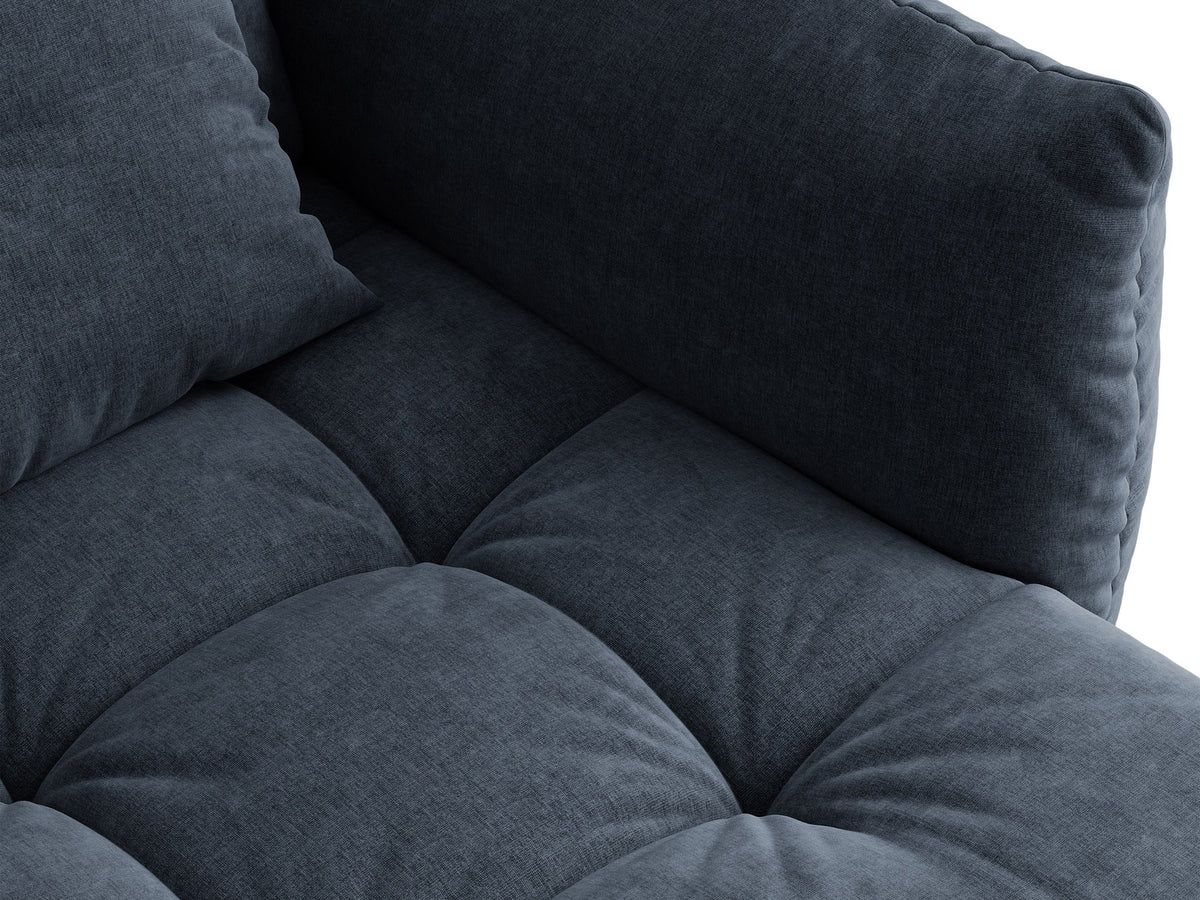 Beige gepolstertes 3er Sofa Bloom von Micadoni mit Veloursstoff Casino Pearl, schwarzen Kunststoffbeinen und grossen Rückenkissen.