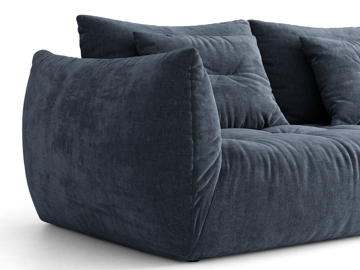 Beige gepolstertes 3er Sofa Bloom von Micadoni mit Veloursstoff Casino Pearl, schwarzen Kunststoffbeinen und grossen Rückenkissen.