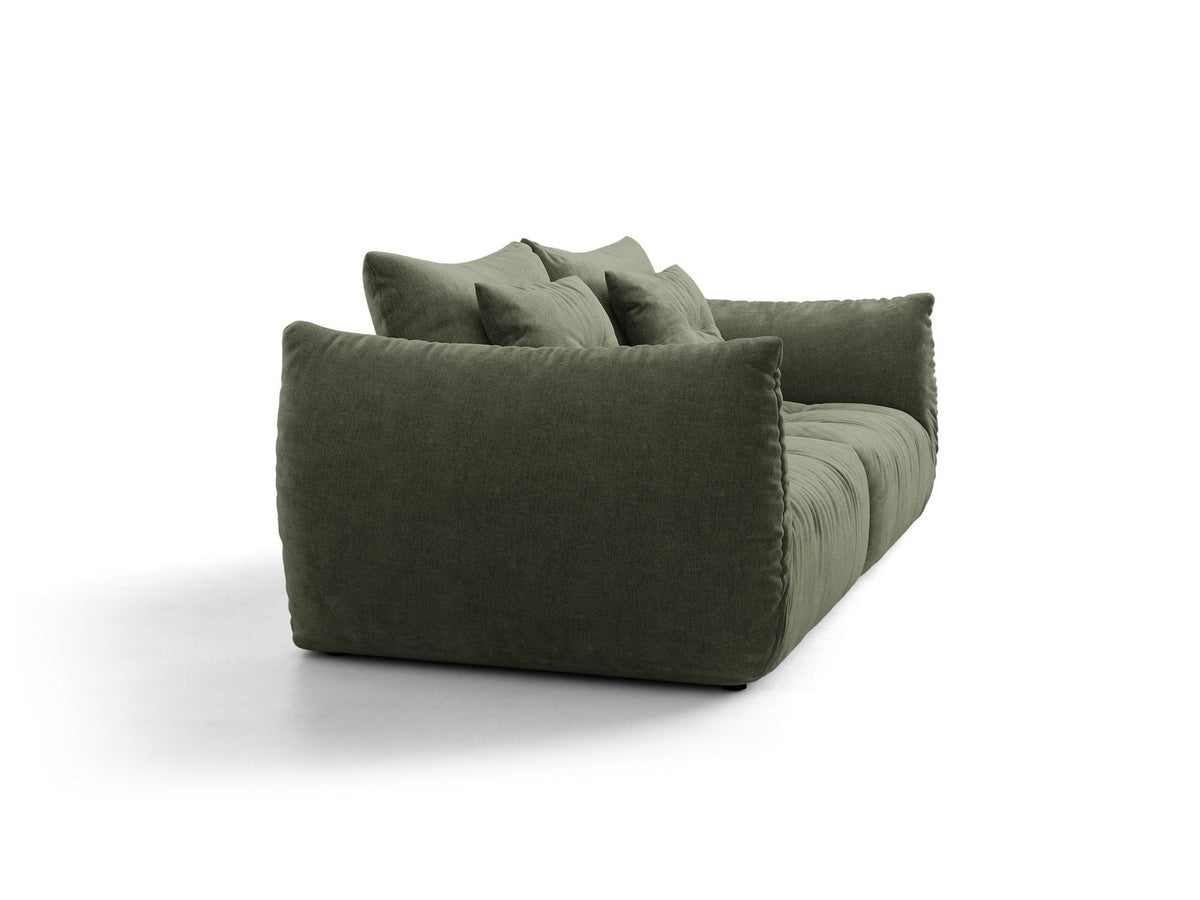 Beige gepolstertes 3er Sofa Bloom von Micadoni mit Veloursstoff Casino Pearl, schwarzen Kunststoffbeinen und grossen Rückenkissen.