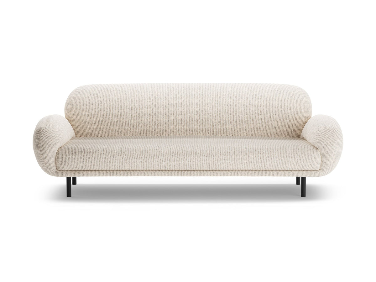 Weisses 3er Sofa Poppy von Micadoni mit strukturiertem Bouclé-Stoff, abgerundeter Silhouette und schlanken schwarzen Metallbeinen.