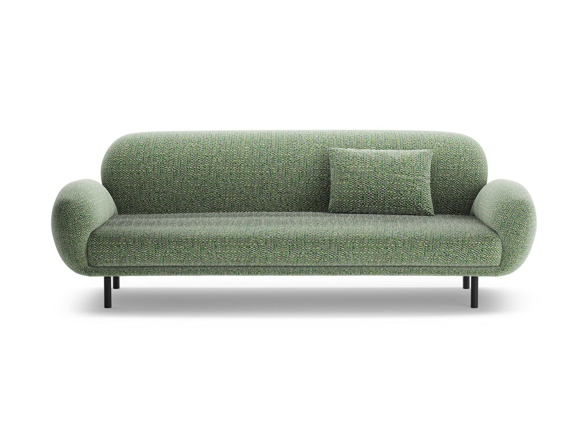 Weisses 3er Sofa Poppy von Micadoni mit strukturiertem Bouclé-Stoff, abgerundeter Silhouette und schlanken schwarzen Metallbeinen.