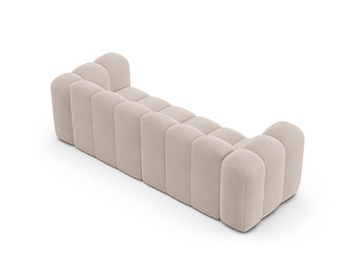 Beigefarbenes 3er Sofa Lupine von Micadoni aus Samtstoff mit schwarzen Kunststoffbeinen, niedriger Rückenlehne und modularem Aufbau.
