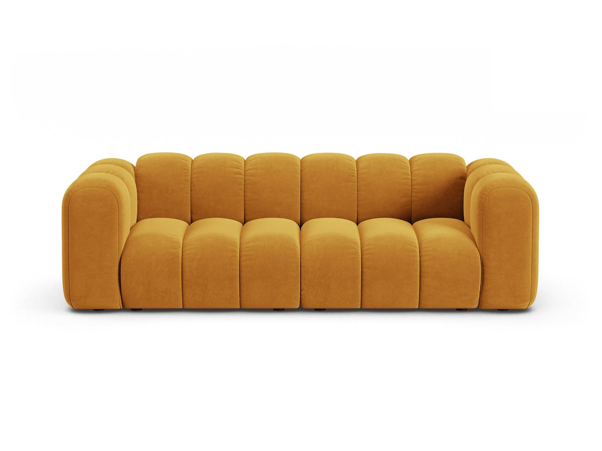Beigefarbenes 3er Sofa Lupine von Micadoni aus Samtstoff mit schwarzen Kunststoffbeinen, niedriger Rückenlehne und modularem Aufbau.