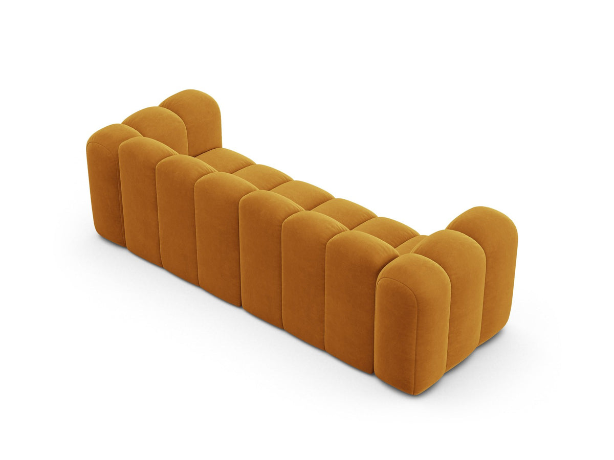 Beigefarbenes 3er Sofa Lupine von Micadoni aus Samtstoff mit schwarzen Kunststoffbeinen, niedriger Rückenlehne und modularem Aufbau.