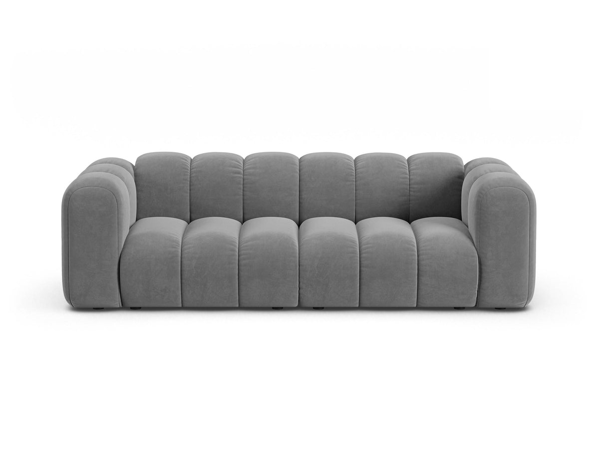 Beigefarbenes 3er Sofa Lupine von Micadoni aus Samtstoff mit schwarzen Kunststoffbeinen, niedriger Rückenlehne und modularem Aufbau.