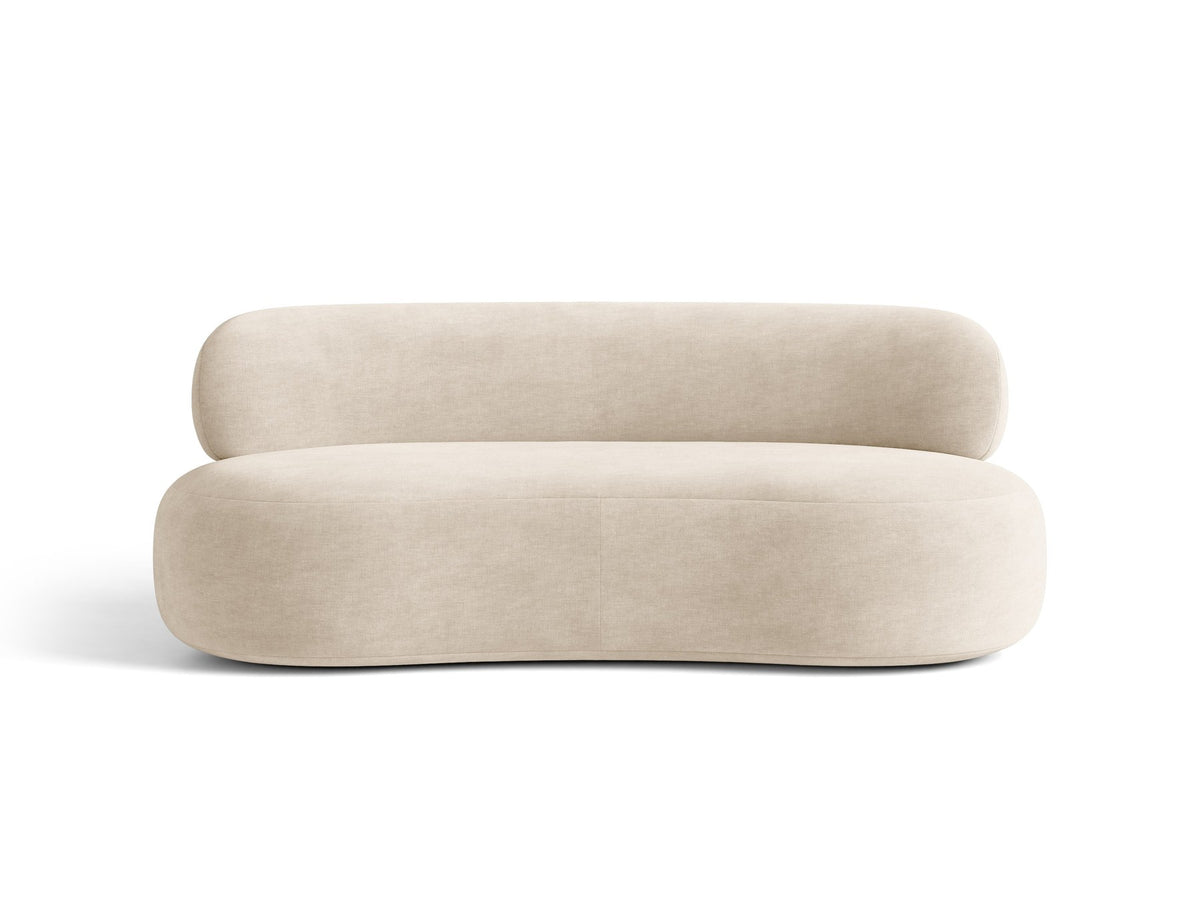 Foto des Aura 3er Sofas von Micadoni in Leichtes beige, Chenille-Stoff Golden, geschwungene Rückenlehne, schwarze Kunststoffbeine.
