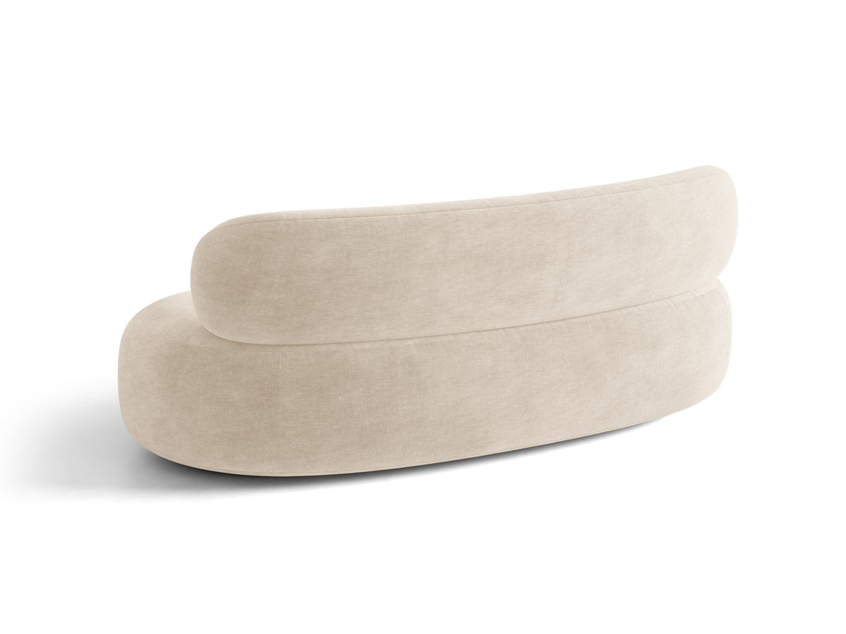 Foto des Aura 3er Sofas von Micadoni in Leichtes beige, Chenille-Stoff Golden, geschwungene Rückenlehne, schwarze Kunststoffbeine.