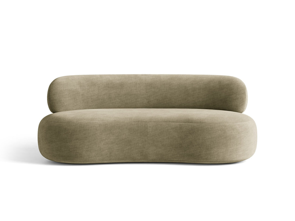 Foto des Aura 3er Sofas von Micadoni in Leichtes beige, Chenille-Stoff Golden, geschwungene Rückenlehne, schwarze Kunststoffbeine.