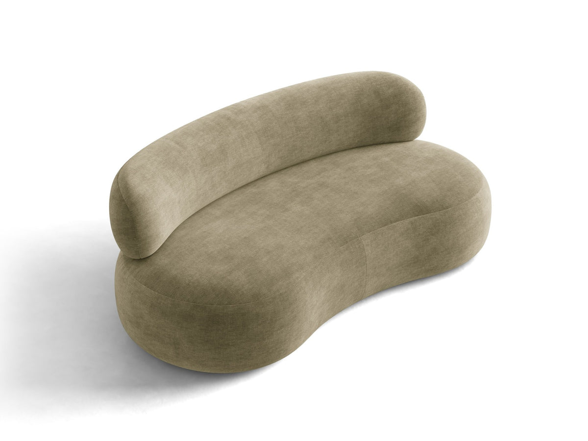 Foto des Aura 3er Sofas von Micadoni in Leichtes beige, Chenille-Stoff Golden, geschwungene Rückenlehne, schwarze Kunststoffbeine.