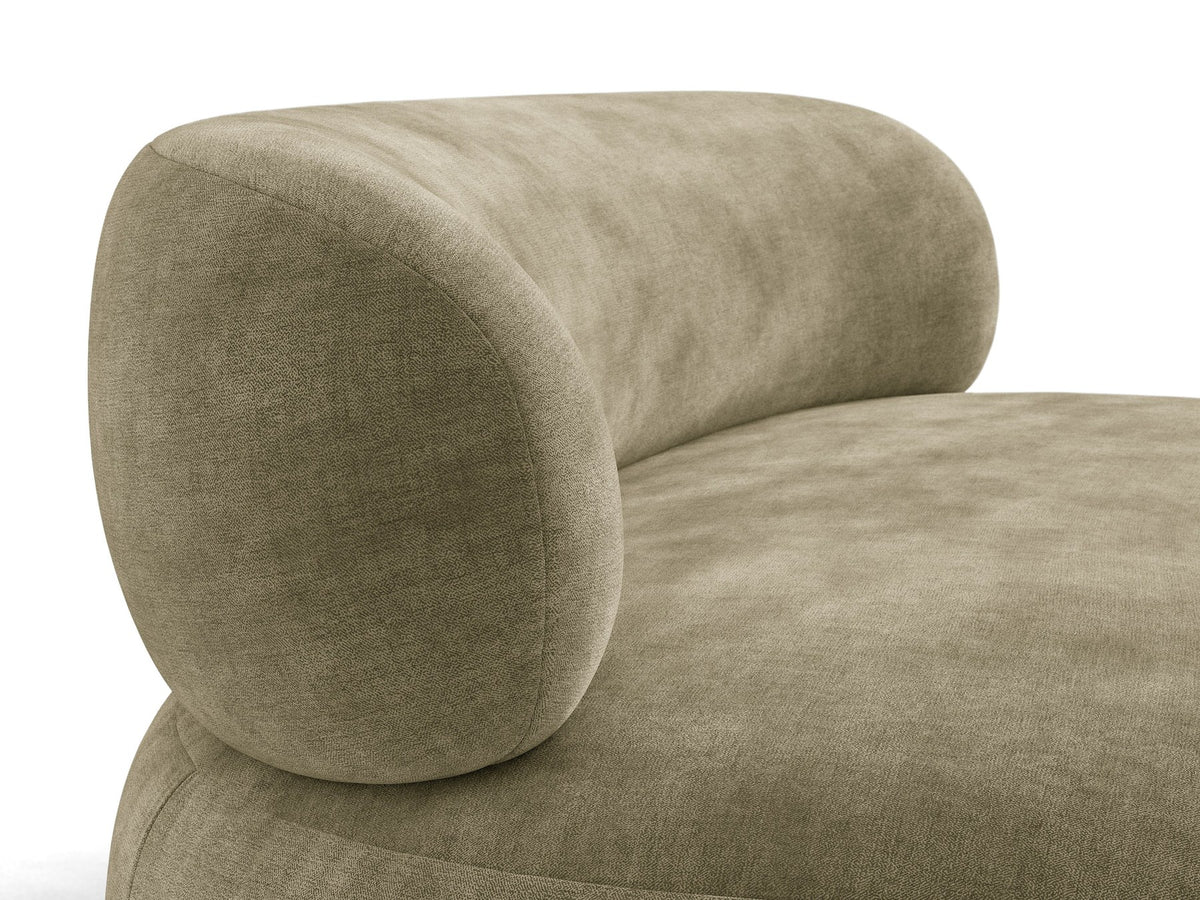 Foto des Aura 3er Sofas von Micadoni in Leichtes beige, Chenille-Stoff Golden, geschwungene Rückenlehne, schwarze Kunststoffbeine.