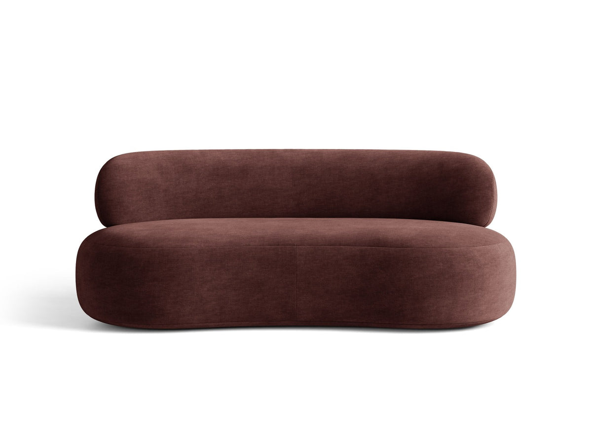 Foto des Aura 3er Sofas von Micadoni in Leichtes beige, Chenille-Stoff Golden, geschwungene Rückenlehne, schwarze Kunststoffbeine.