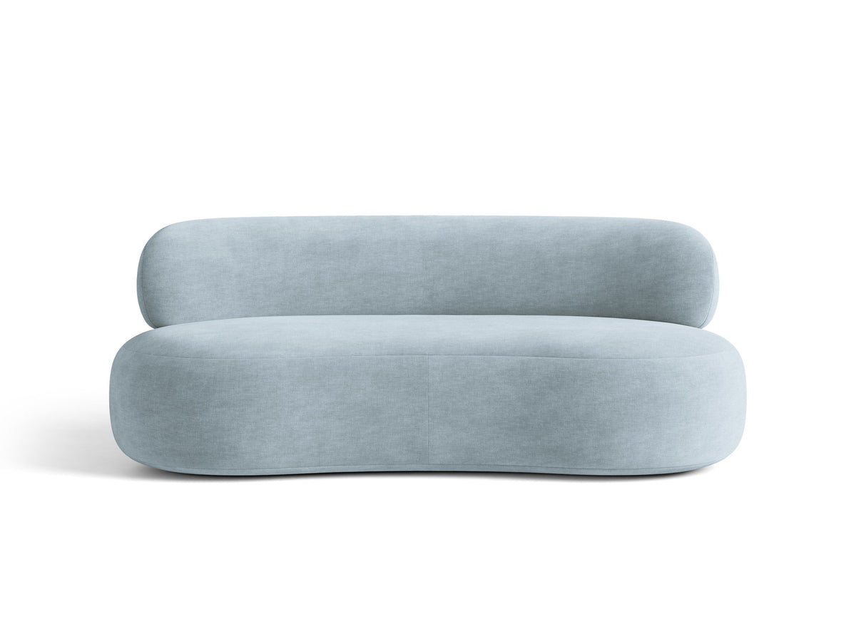 Foto des Aura 3er Sofas von Micadoni in Leichtes beige, Chenille-Stoff Golden, geschwungene Rückenlehne, schwarze Kunststoffbeine.