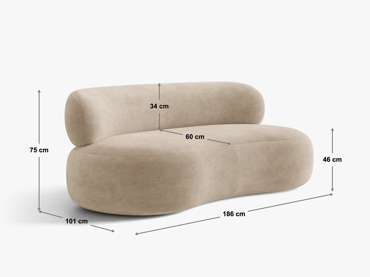 Foto des Aura 3er Sofas von Micadoni in Leichtes beige, Chenille-Stoff Golden, geschwungene Rückenlehne, schwarze Kunststoffbeine.