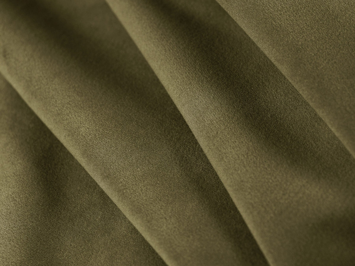 Weisses 3er Sofa Kate von Micadoni mit Bouclé-Stoffbezug, schwarzen Kunststoffbeinen und modularem Aufbau, Frontalansicht.