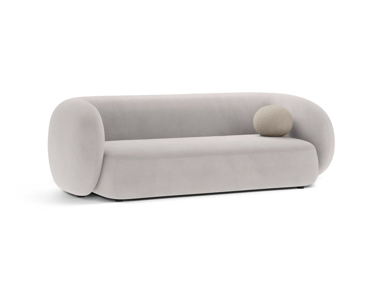 Weisses 3er Sofa Kate von Micadoni mit Bouclé-Stoffbezug, schwarzen Kunststoffbeinen und modularem Aufbau, Frontalansicht.