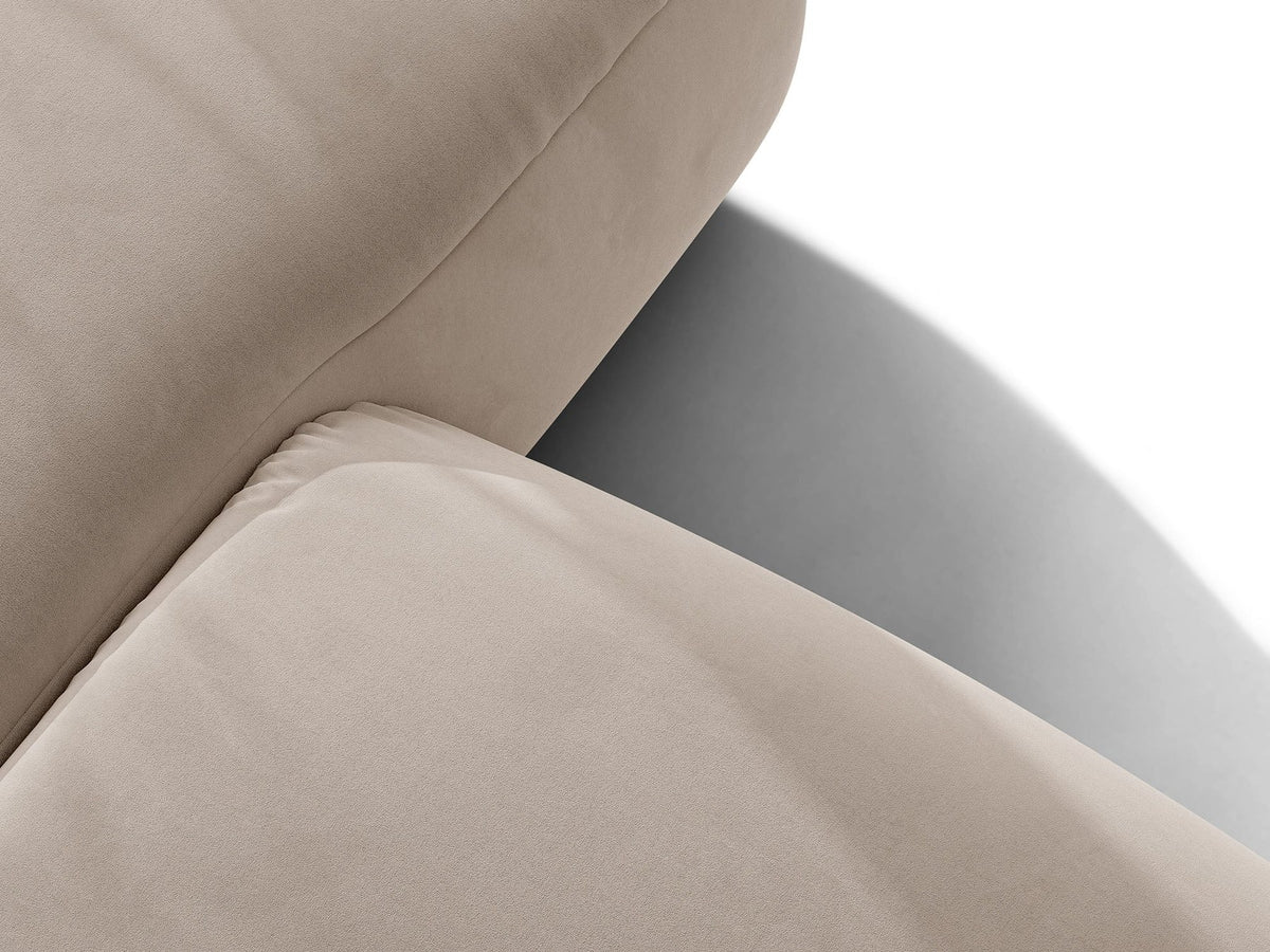 3er Sofa Ophelia von Micadoni in Beige mit Liberty Stoffbezug, niedriger Rückenlehne und schwarzen Kunststoffbeinen, modulare Bauweise sichtbar.