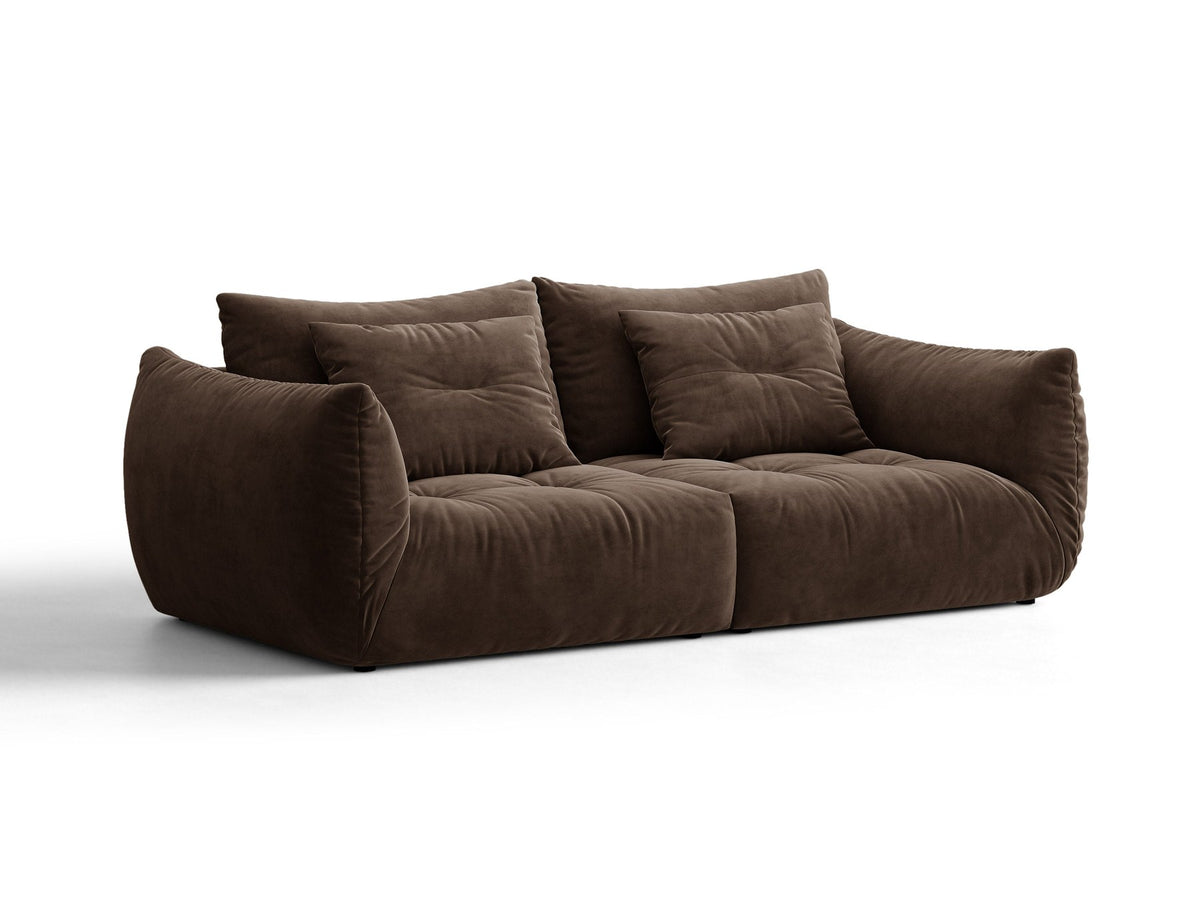 Beige gepolstertes 3er Sofa Bloom von Micadoni mit Veloursstoff Casino Pearl, schwarzen Kunststoffbeinen und grossen Rückenkissen.