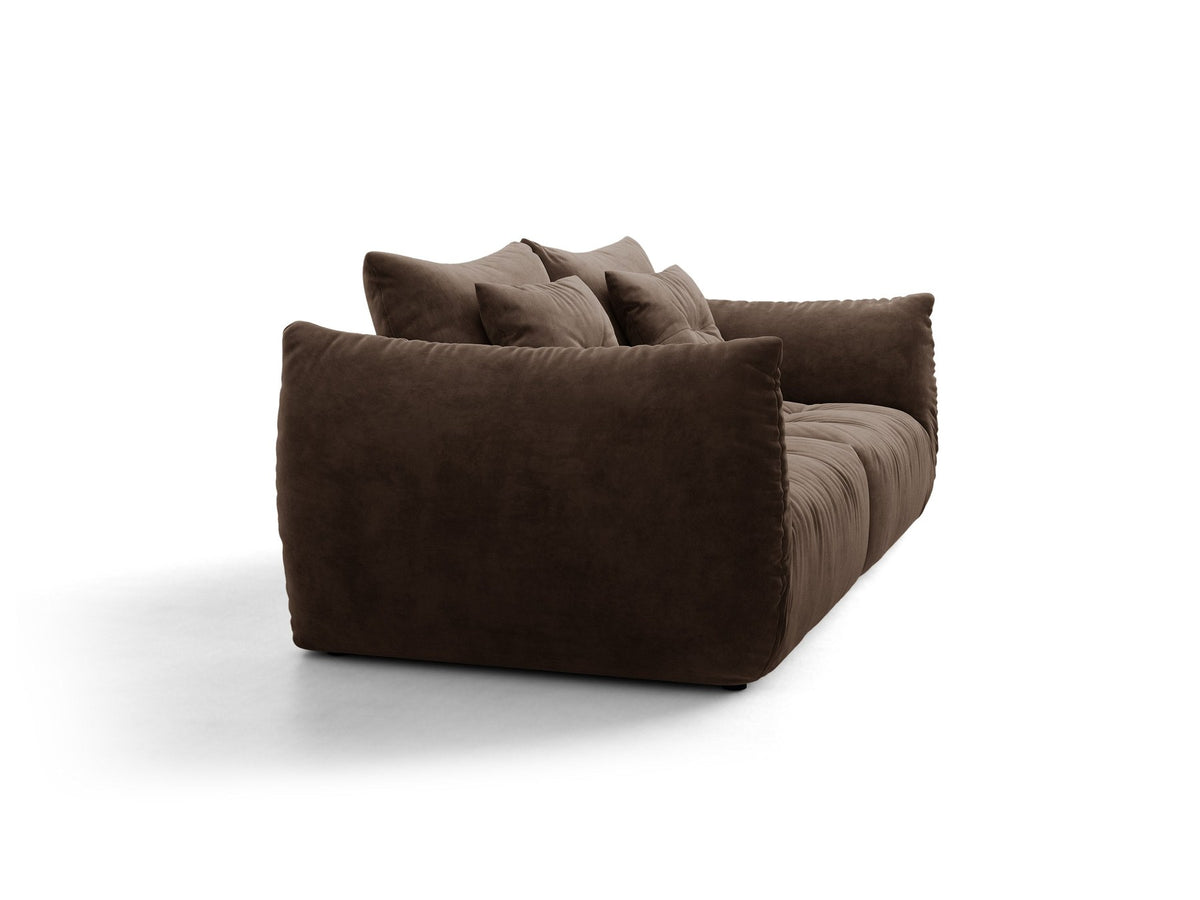Beige gepolstertes 3er Sofa Bloom von Micadoni mit Veloursstoff Casino Pearl, schwarzen Kunststoffbeinen und grossen Rückenkissen.