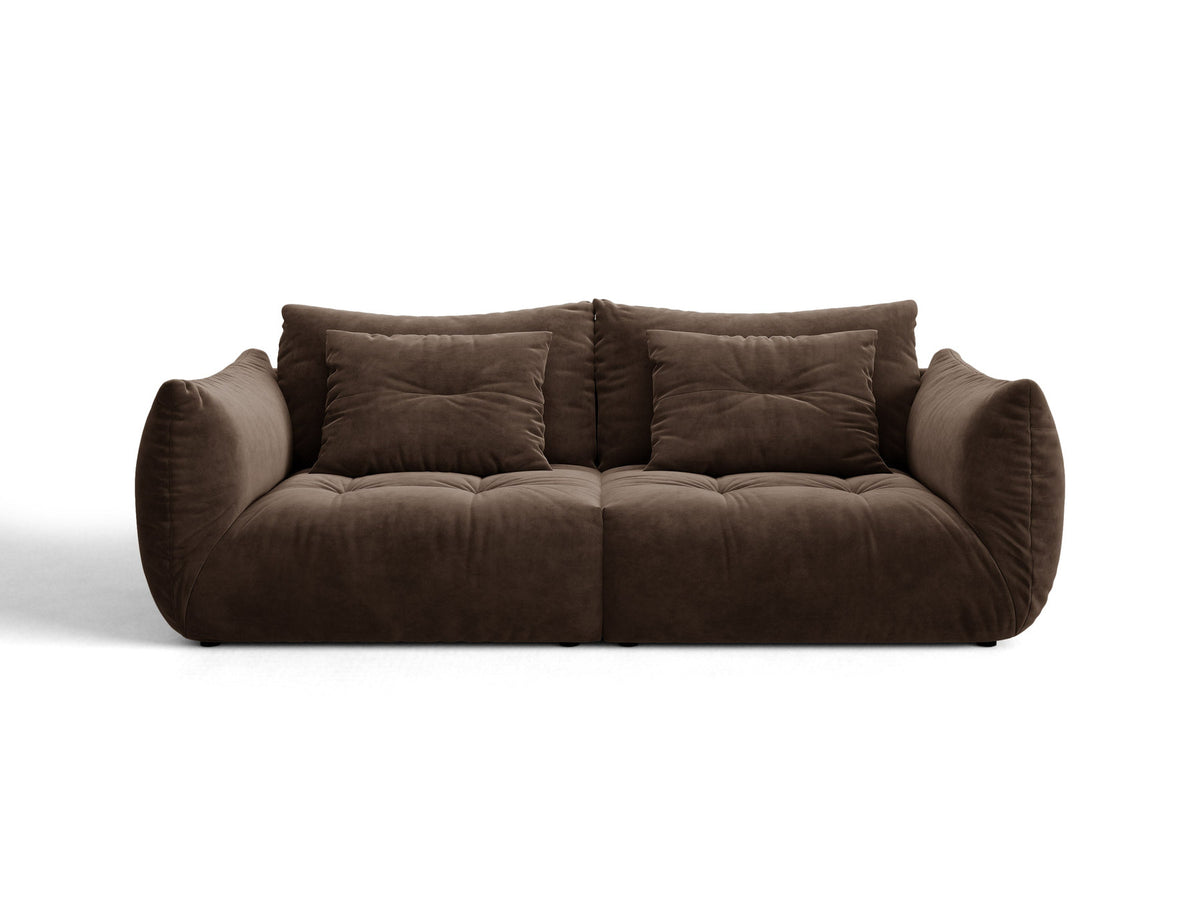 Beige gepolstertes 3er Sofa Bloom von Micadoni mit Veloursstoff Casino Pearl, schwarzen Kunststoffbeinen und grossen Rückenkissen.