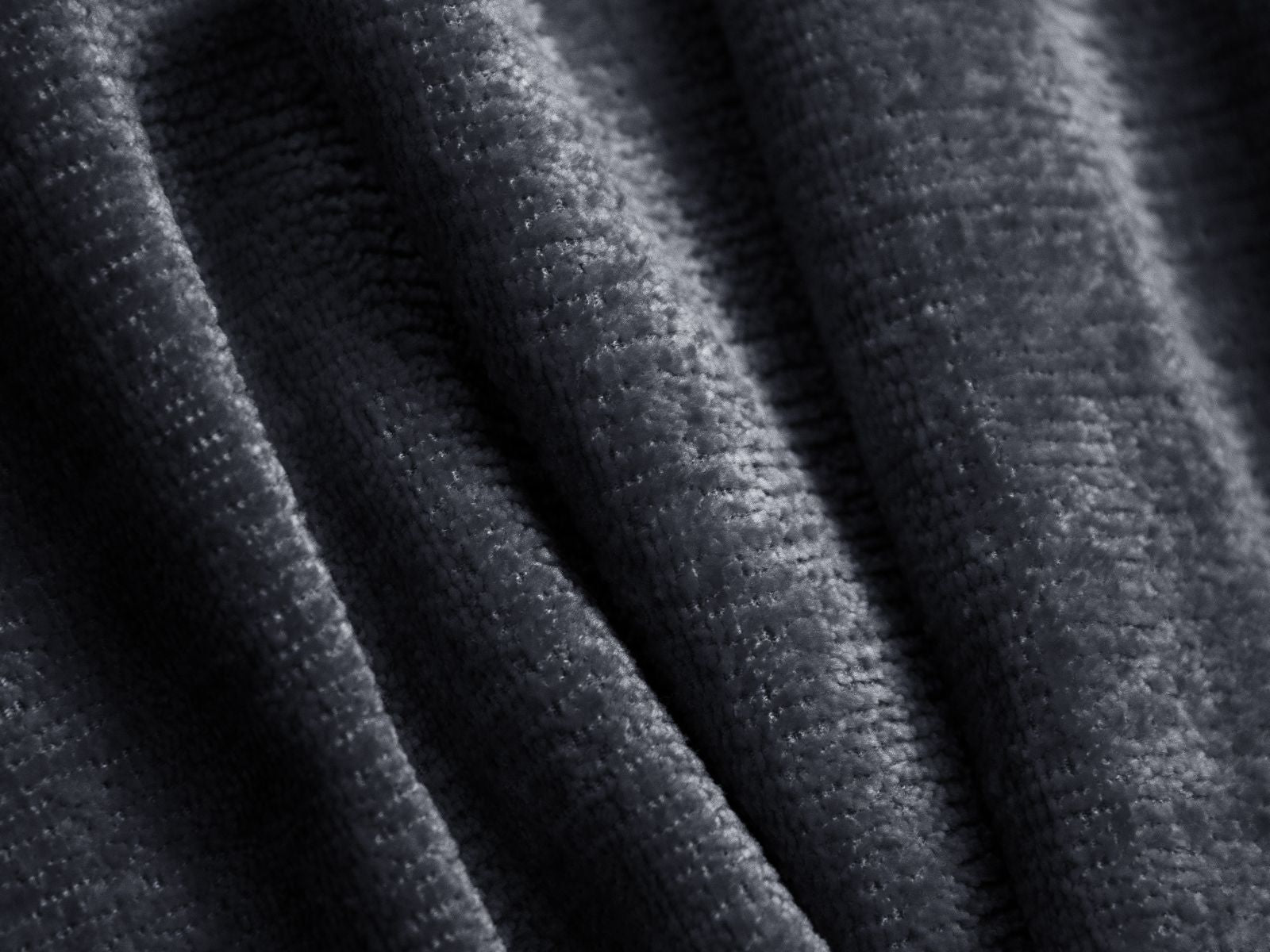 Modernes 3-Sitzer Sofa Jenny in tiefem Blau, perfekt für gemütliche Abende und stilvolle Einrichtung, erhältlich bei Micadoni.