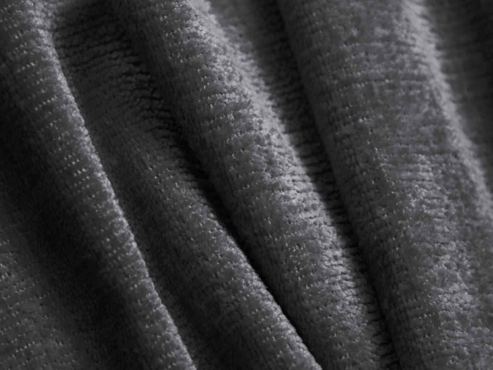 Modernes 3-Sitzer Sofa Jenny in edlem Dunkelgrau, perfekt für gemütliche Abende und stilvolle Einrichtungsideen.