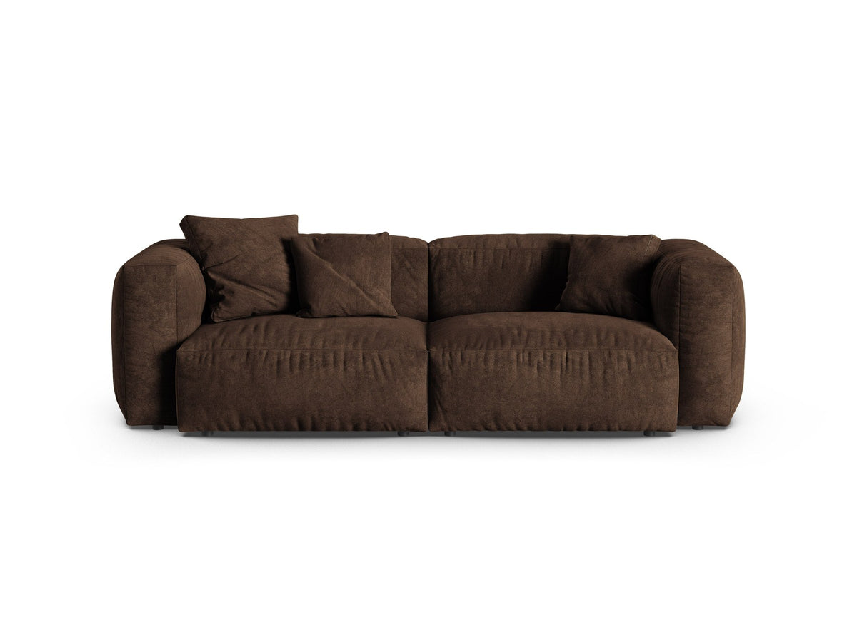 3er Sofa Martina von Micadoni in Schokolade mit Veloursstoff-Bezug, schwarzen Kunststoffbeinen und breiter Sitzfläche für drei Personen.