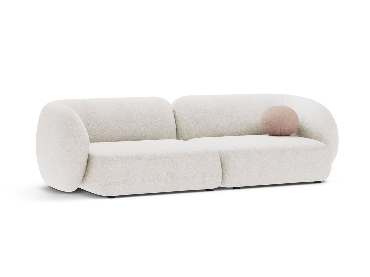 Weisses 4er Sofa Kate von Micadoni mit strukturiertem Bouclé-Stoff, schwarzen Kunststoffbeinen und breiter Sitzfläche.