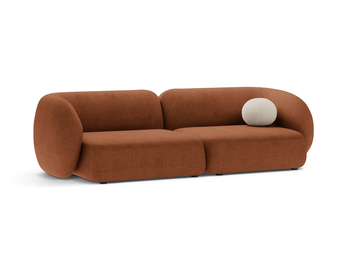 Weisses 4er Sofa Kate von Micadoni mit strukturiertem Bouclé-Stoff, schwarzen Kunststoffbeinen und breiter Sitzfläche.
