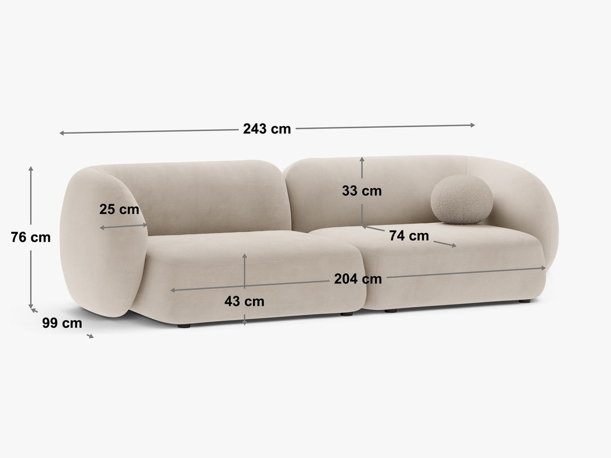 Weisses 4er Sofa Kate von Micadoni mit strukturiertem Bouclé-Stoff, schwarzen Kunststoffbeinen und breiter Sitzfläche.