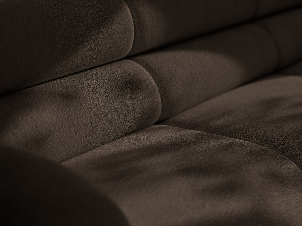 Modulares 4er Sofa Neo von Micadoni in dunklem Olivgrün mit strukturiertem Stoffbezug, hoher Rückenlehne und schwarzen Kunststoffbeinen.