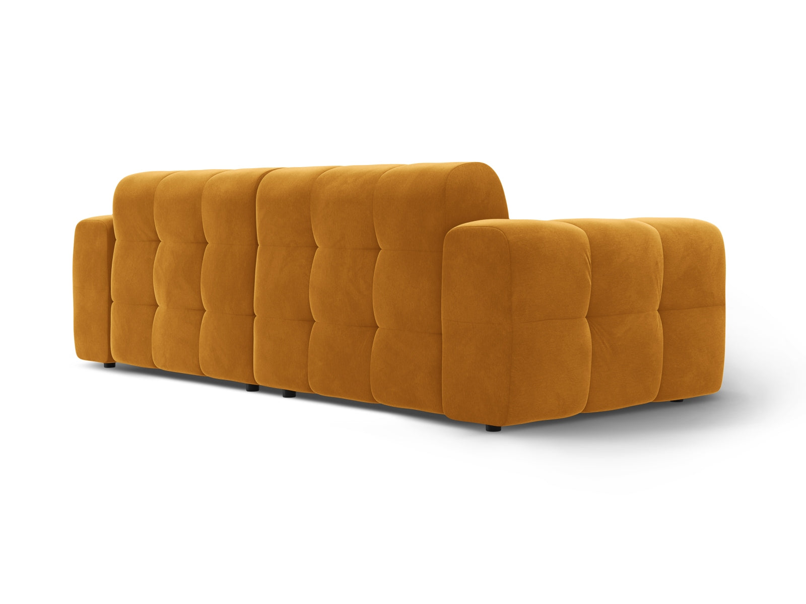 Elegantes Kendal Velour Sofa für 4 Personen in ansprechendem Senfgelb, ideal für einladende Wohnräume von Micadoni.