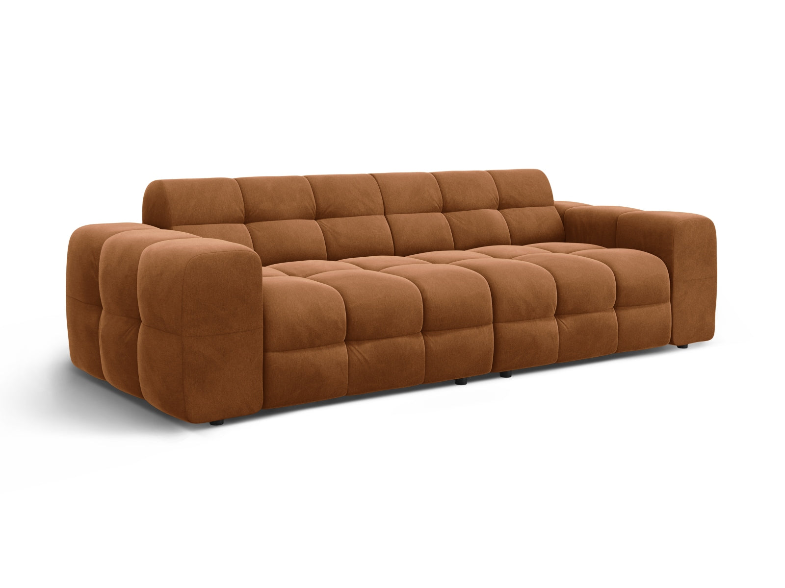 Luxuriöses 4-Sitzer Sofa Kendal aus weichem Velours in warmem Camel, perfekt für einladende Wohnzimmer und entspannte Stunden.