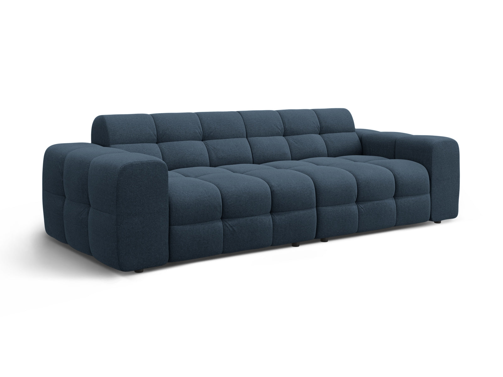 Kendal 4-Sitzer Sofa in tiefem Navy Blau, vereint modernes Design mit hohem Sitzkomfort, perfekt für stilvolle Wohnzimmer von Micadoni.