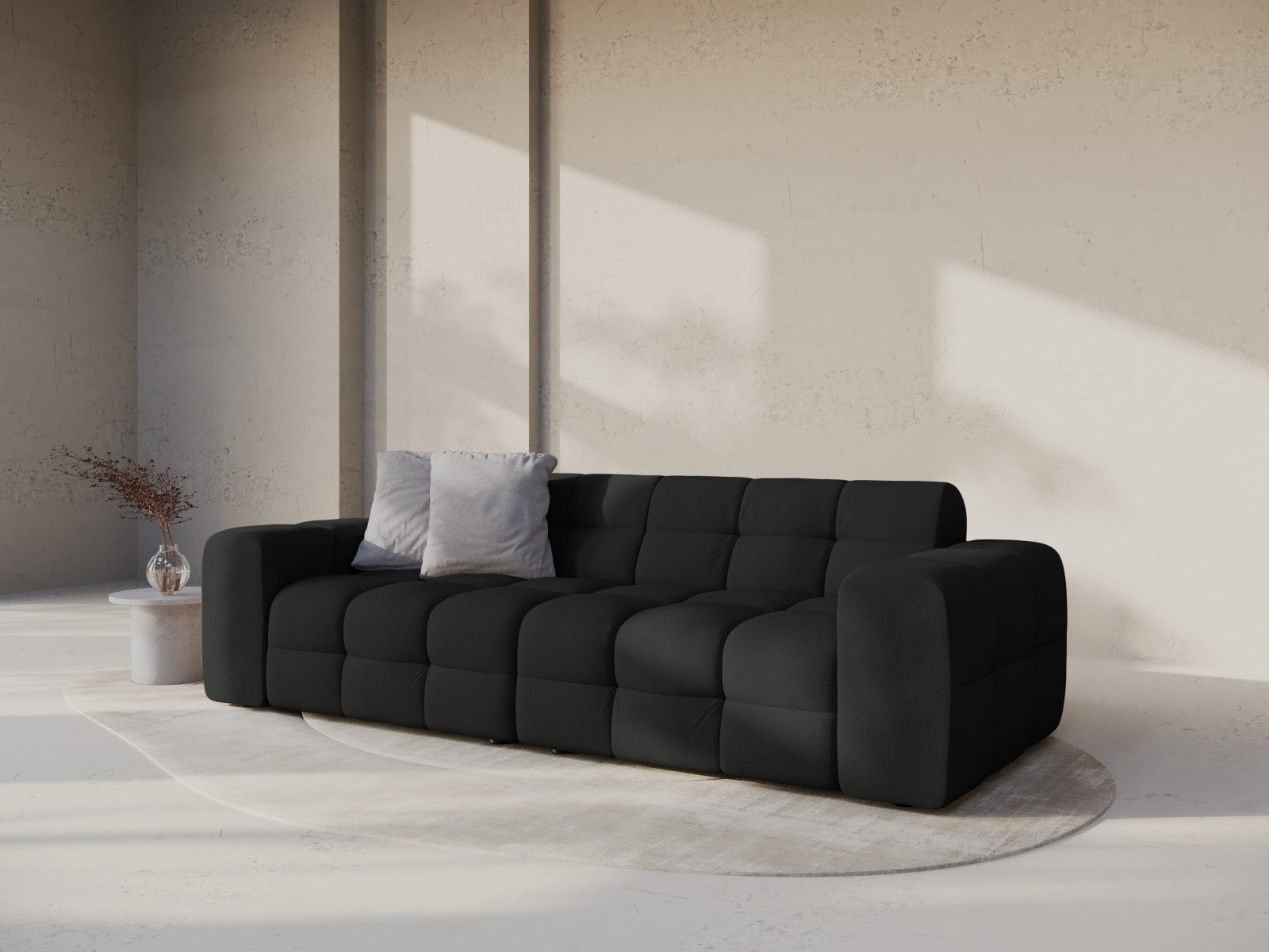 Elegantes Kendal 4-Sitzer Sofa in stilvollem Schwarz, ideal für moderne Wohnräume und gemütliche Abende.