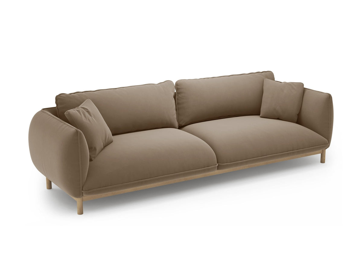 Vierersofa Ada von Micadoni in Mandel beige mit Casino-Stoffbezug, gerundeten Armlehnen und sichtbarem Buchenholzgestell auf Holzbeinen.