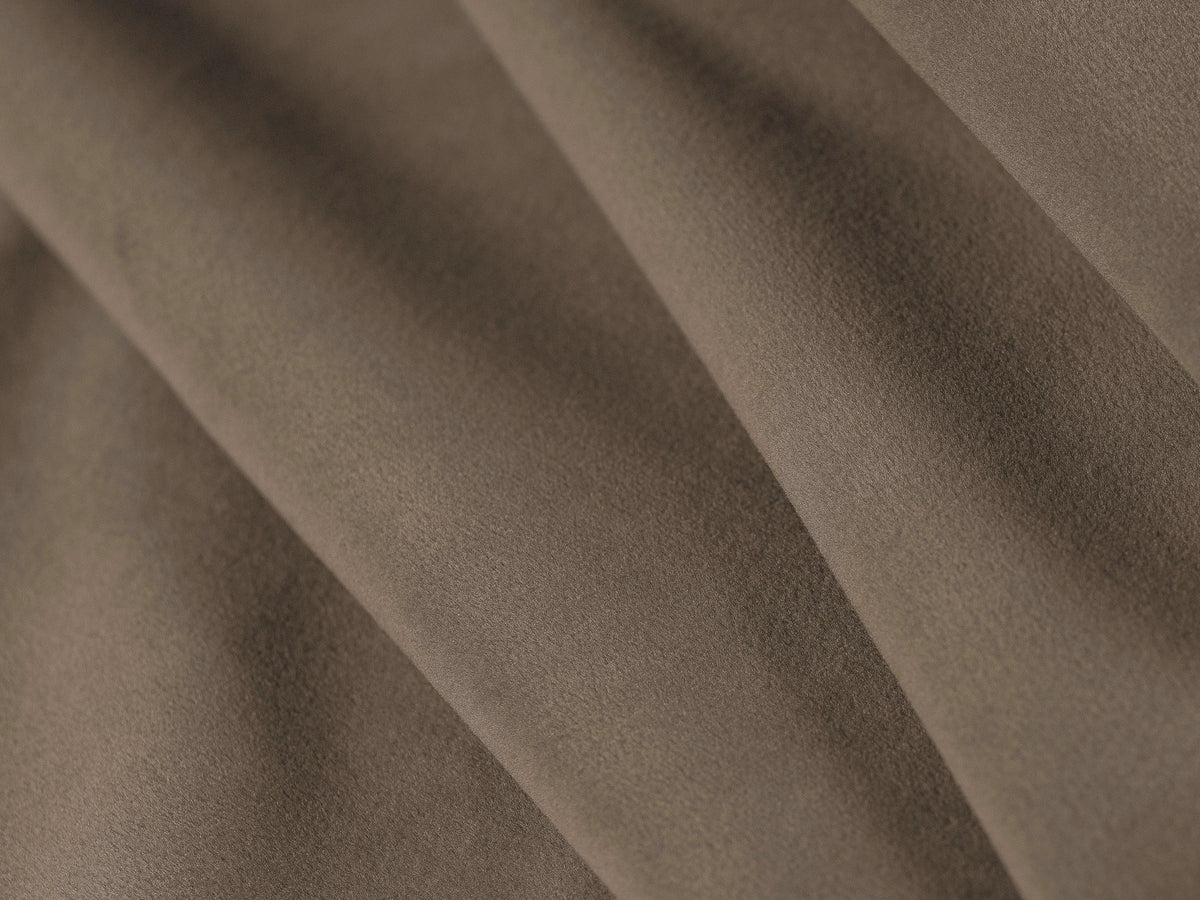 Vierersofa Ada von Micadoni in Mandel beige mit Casino-Stoffbezug, gerundeten Armlehnen und sichtbarem Buchenholzgestell auf Holzbeinen.